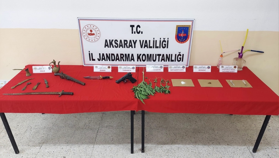 Aksaray’da eski eser kaçakçılığı, uyuşturucu madde ticareti ve yasadışı kenevir ekimi yaptığı tespit edilen 2 kişi yakalandı