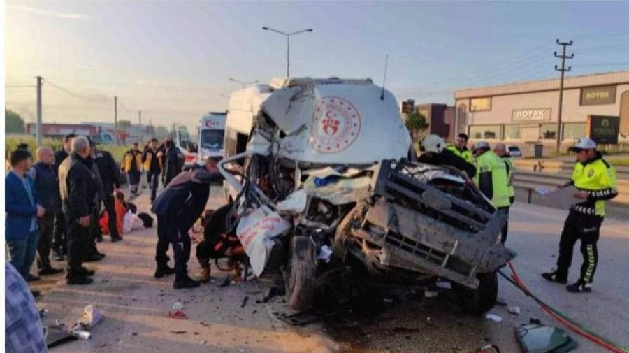 Aksaraylı sporcuları taşıyan minibüs kaza yaptı 1 kişi öldü 16 kişi yaralandı 