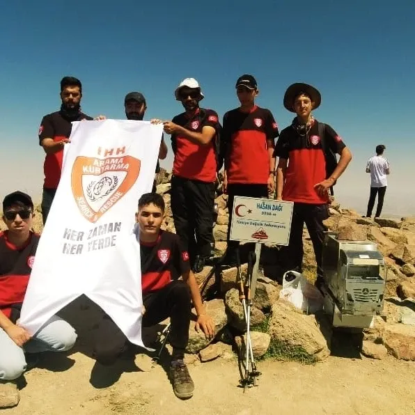 Aksaray İHH Arama Kurtarma ekibi Hasan Dağı zirve tırmanışını gerçekleştirdi.