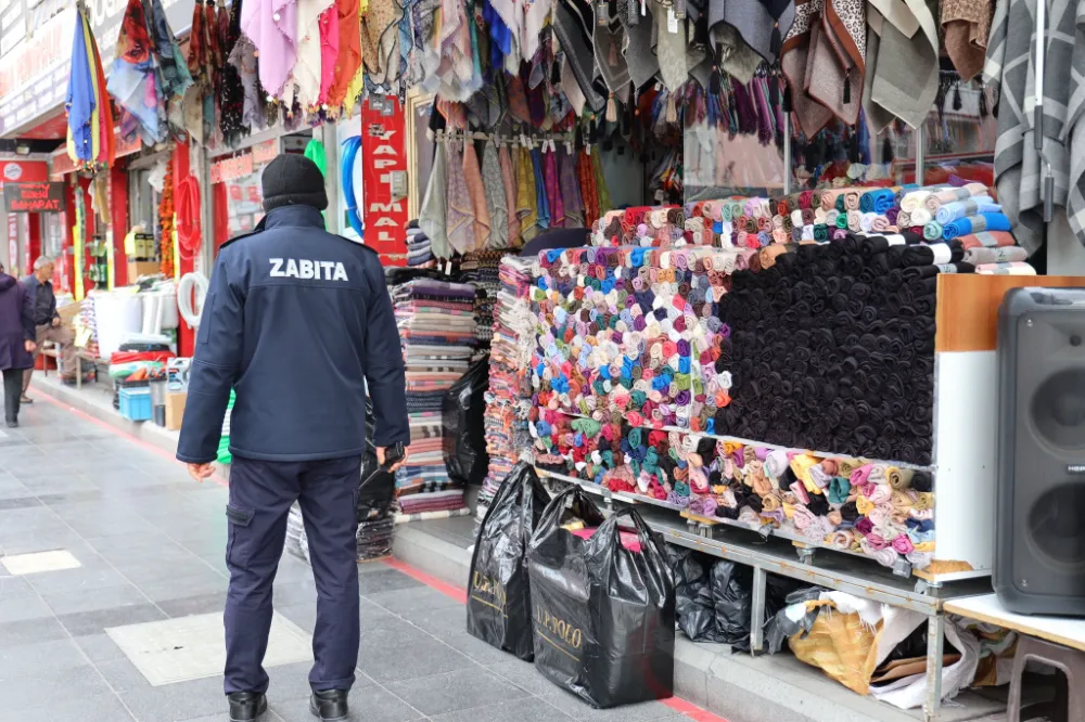 ZABITA EKİPLERİNDEN KALDIRIM İŞGALİNE DENETİM