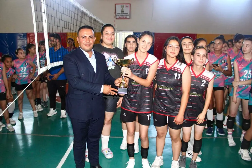 Aksaray’ın Eskil ve Sultanhanı Kaymakamlıkları tarafından organize edilen voleybol turnuvasında kazanan takımlar kaymakamlardan kupasını aldı.