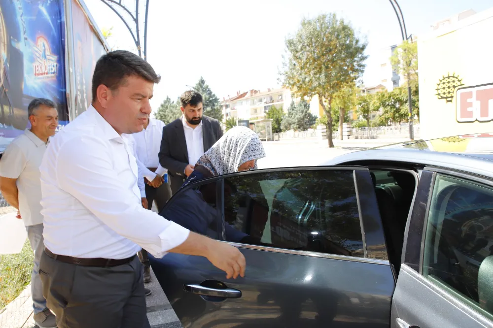 EVREN BAŞKAN’DAN YAŞLI KADINA JEST...