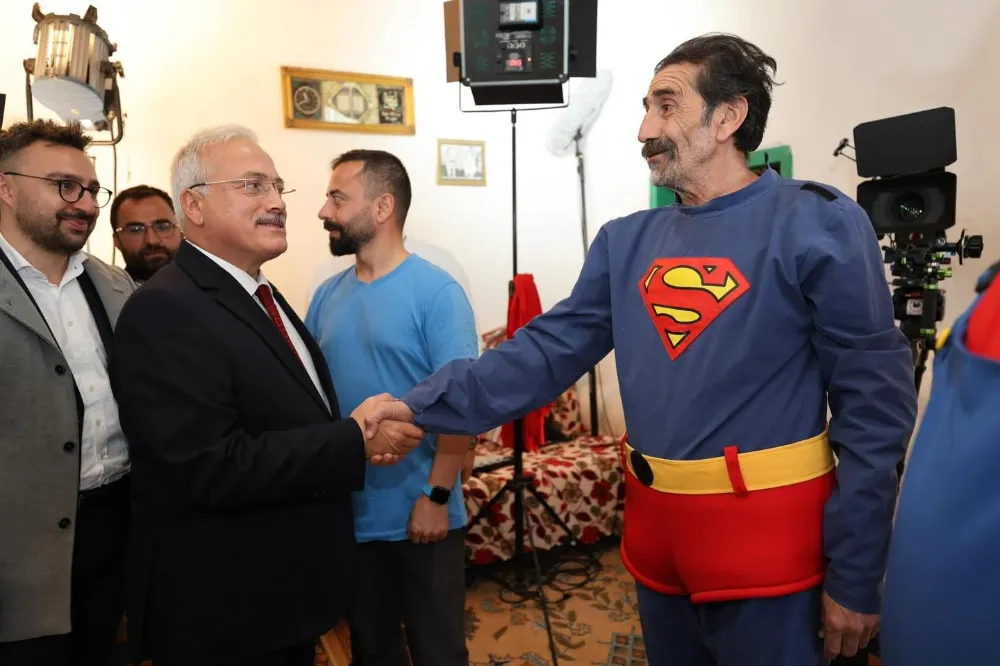 Vali Kumbuzoğlu, “Bozkıra Düşen Süpermen” Filminin Setini Ziyaret Etti