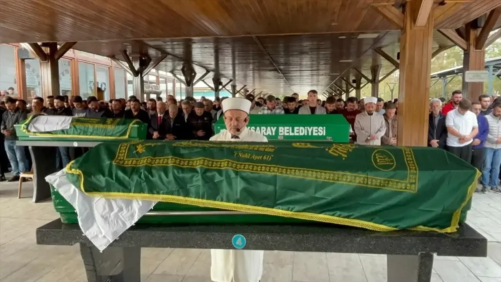 FECİ KAZADA HAYATINI KAYBEDEN BELLİKLİ AİLESİ AKSARAY’DA SON YOLCULUĞUNA UĞURLANDI