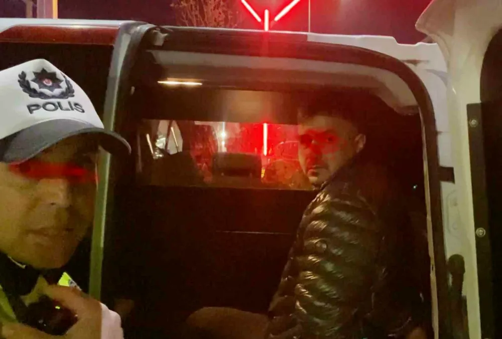 AKSARAY’DA ALKOLLÜ SÜRÜCÜ, EMNİYET MÜDÜR YARDIMCISININ MAKAM ARACINA ÇARPTI