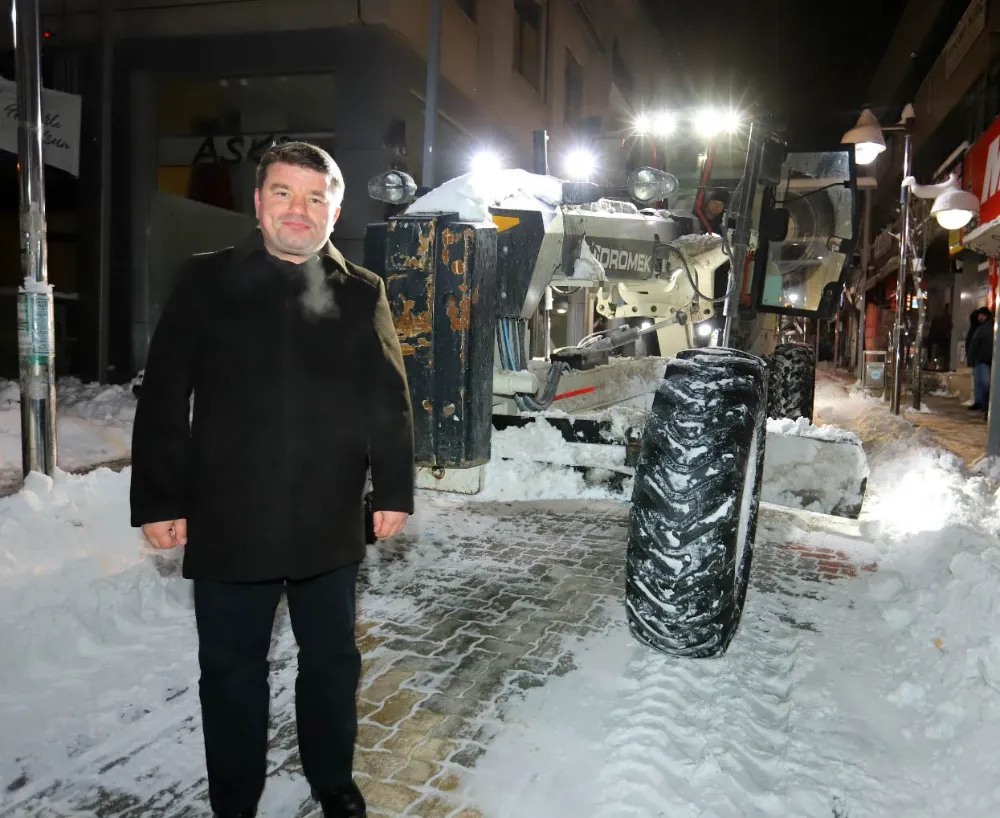 Aksaray Belediyesi Erken Saatte Başladığı Kar Mesaisini Sürdürüyor