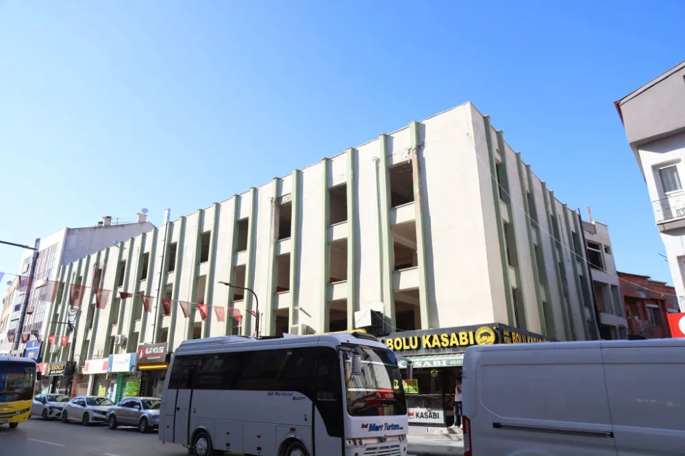 Aksaray’da Kentsel Dönüşüm Tüm Hızıyla Sürüyor: Mehmet Şişman İşhanı’nın Yıkımına Başlandı