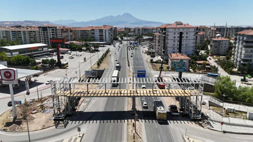 TACİN YAYA ÜST GEÇİDİNDE ÇELİK MONTAJI TAMAMLANDI