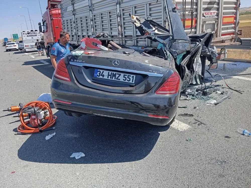 Trafikte Acı Son: Boğazköy Mevkiinde TIR’a Çarpan Otomobilde Dede ve Babaanne Hayatını Kaybetti