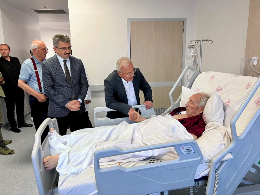Aksaray Valisi Kumbuzoğlu, Gazeteci Rasim Gül’ü Hastanede Ziyaret Etti
