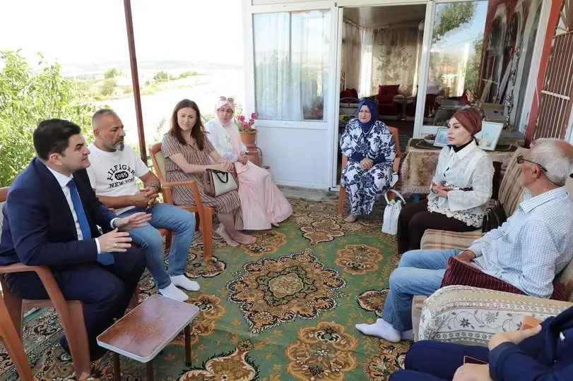Vali Mehmet Ali Kumbuzoğlu’nun eşi Canan Kumbuzoğlu, Şehit Özkan Özkanlı’nın Ailesini Ziyaret Etti