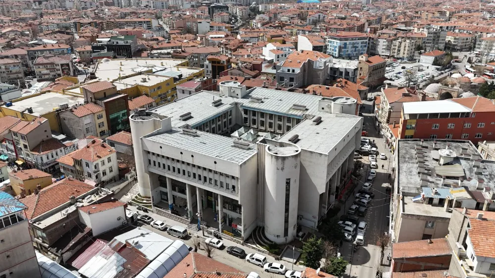 KENTSEL DÖNÜŞÜM KAPSAMINDA YIKIM ÇALIŞMALARINA BAŞLANILAN MEDAŞ İŞ HANI’NDA İNŞAATIN İLK ADIMI ATILDI