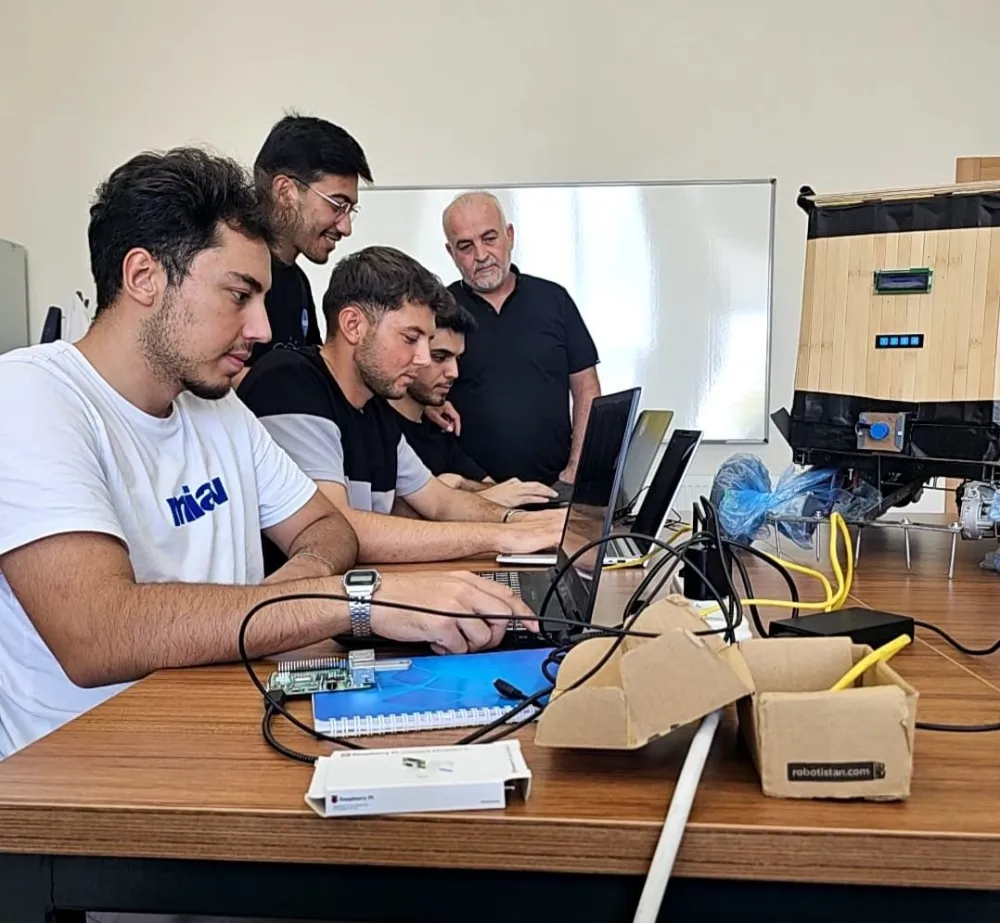 Aksaray Üniversitesi öğrencilerinin Otonom     Traktör Projesi Teknofest 2025 finalinde
