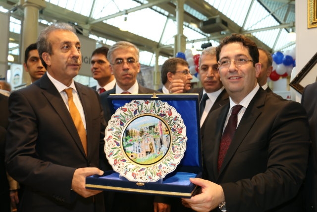 Başkan Yazgı Bakan Eker`e çeşitli hediyeler verdi.