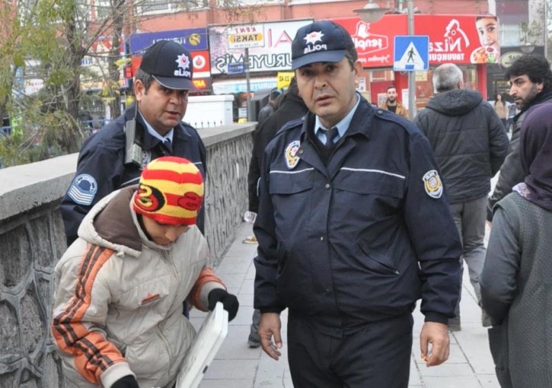 Sokaklarda çalışan çocuklar polis ekiplerince toplanıyor