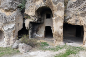 AKSARAY'IN MANASTIR VADİSİ KAYADAN OYMA EVLERİ VE DOĞAL GÜZELLİKLERİYLE İLGİ ÇEKİYOR