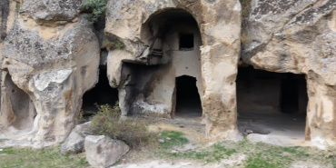 AKSARAY'IN MANASTIR VADİSİ KAYADAN OYMA EVLERİ VE DOĞAL GÜZELLİKLERİYLE İLGİ ÇEKİYOR