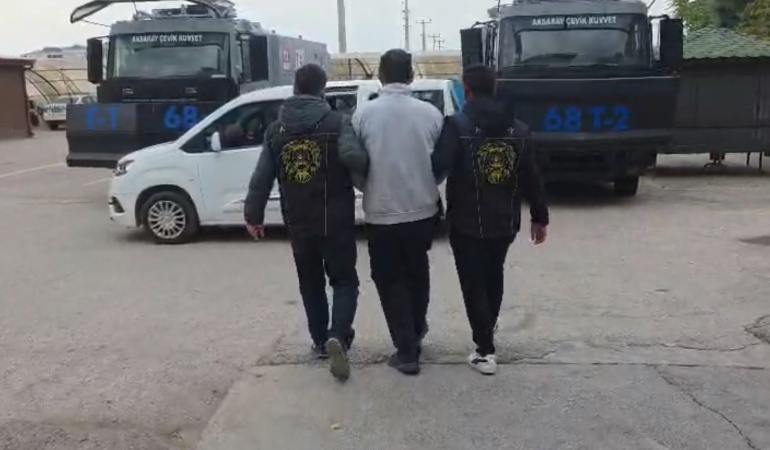 Aksaray’da Traktörle Kapıyı Kırıp Kaçtı! 17 Suç Kaydı Bulunan Şüpheli Yakalandı