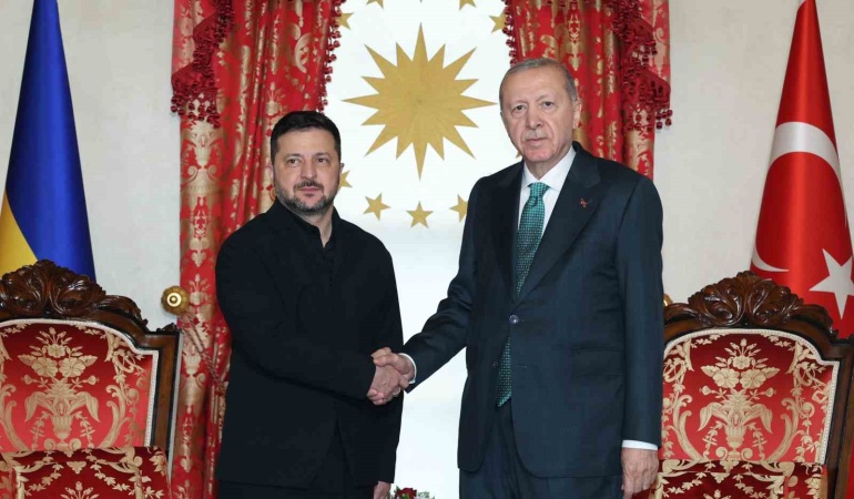 CUMHURBAŞKANI RECEP TAYYİP ERDOĞAN, UKRAYNA DEVLET BAŞKANI VLADİMİR ZELENSKİY İLE CUMHURBAŞKANLIĞI DOLMABAHÇE OFİSİ’NDE BİR A…