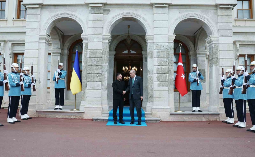CUMHURBAŞKANI RECEP TAYYİP ERDOĞAN, UKRAYNA DEVLET BAŞKANI VLADİMİR ZELENSKİY İLE CUMHURBAŞKANLIĞI DOLMABAHÇE OFİSİ’NDE BİR A…