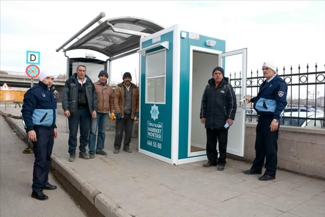 Belediye 8 bölgede otobüs duraklarına toplu ulaşım hareket noktası kabinleri yerleştirdi
