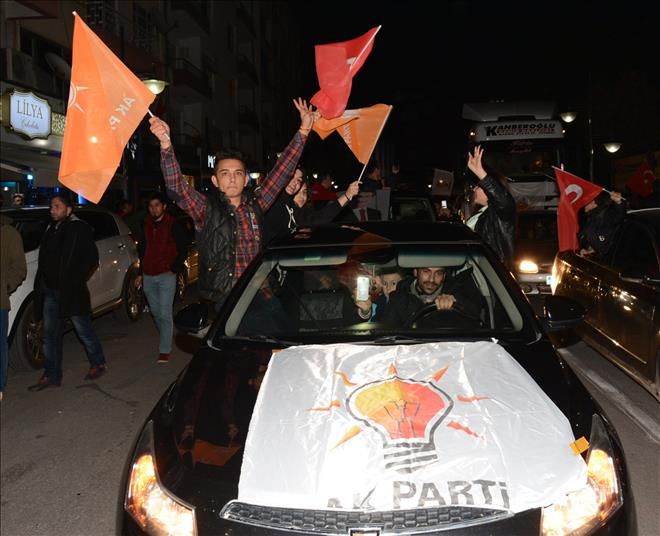 3 Milletvekilliğini Alan Ak Partililer Sokaklara Döküldü