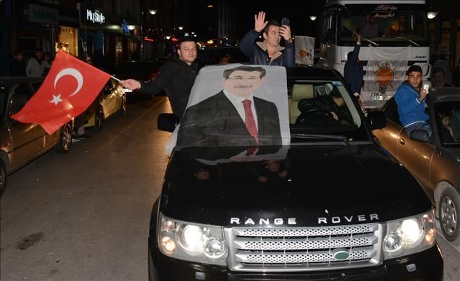 3 Milletvekilliğini Alan Ak Partililer Sokaklara Döküldü