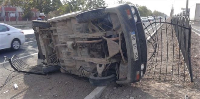 Otomobil TIR´a Çarpmamak İçin Takla Attı: 3 Yaralı