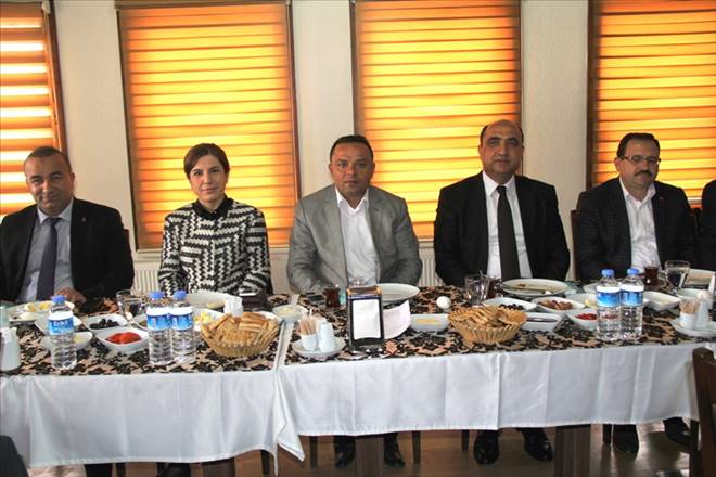 Ak Parti basınla buluştu