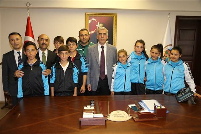 Başarılı sporculardan Vali Ataklıya ziyaret