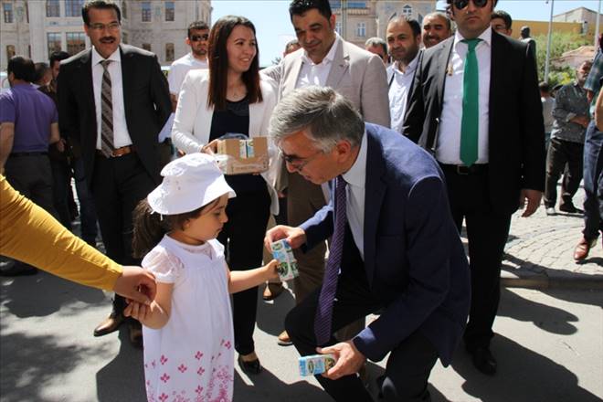 Süt gününde, meydanda süt dağıtıldı