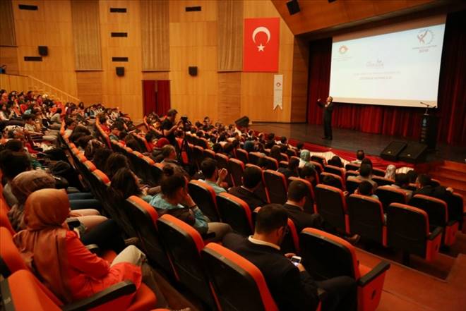 Rektör Acardan Öğrencilere çok okuyun tavsiyesi