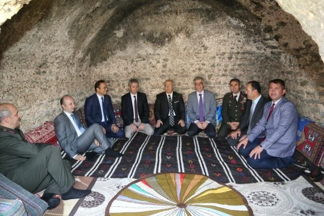 Yunus Emre mezarının başında anıldı