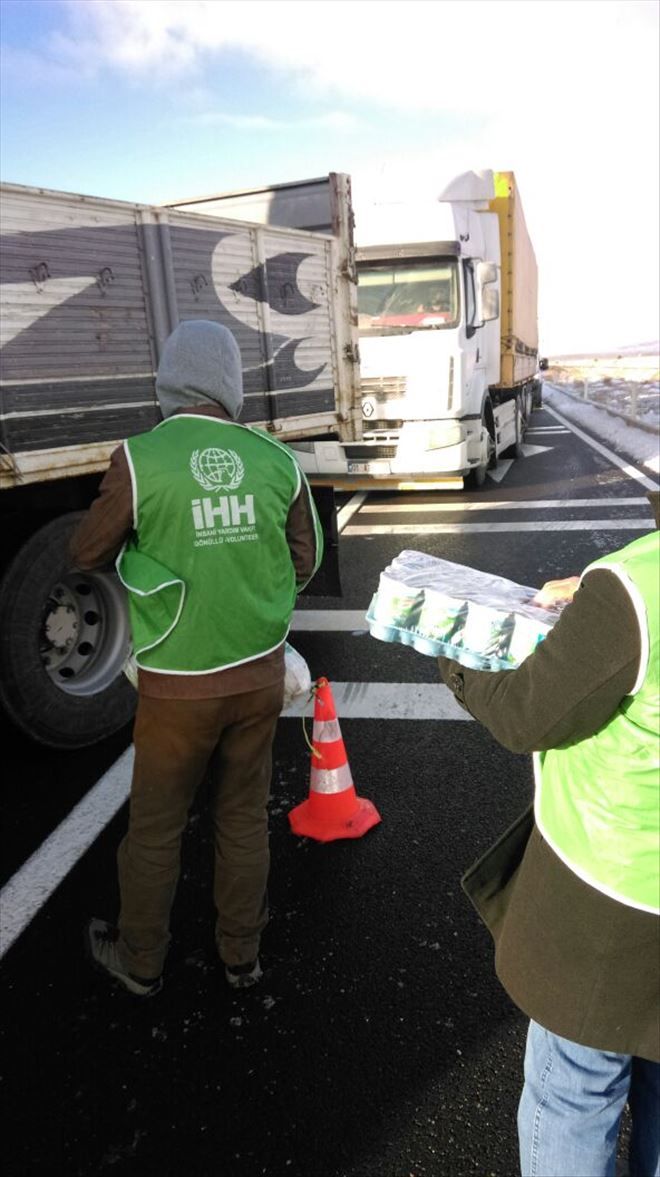 AKSARAY İHH YOLDA KALANLARA DÖNER AYRAN DAĞITTI