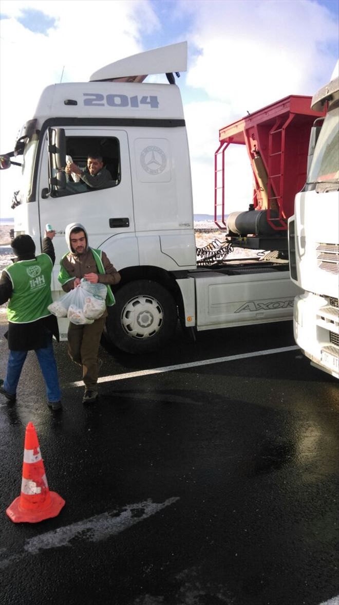 AKSARAY İHH YOLDA KALANLARA DÖNER AYRAN DAĞITTI