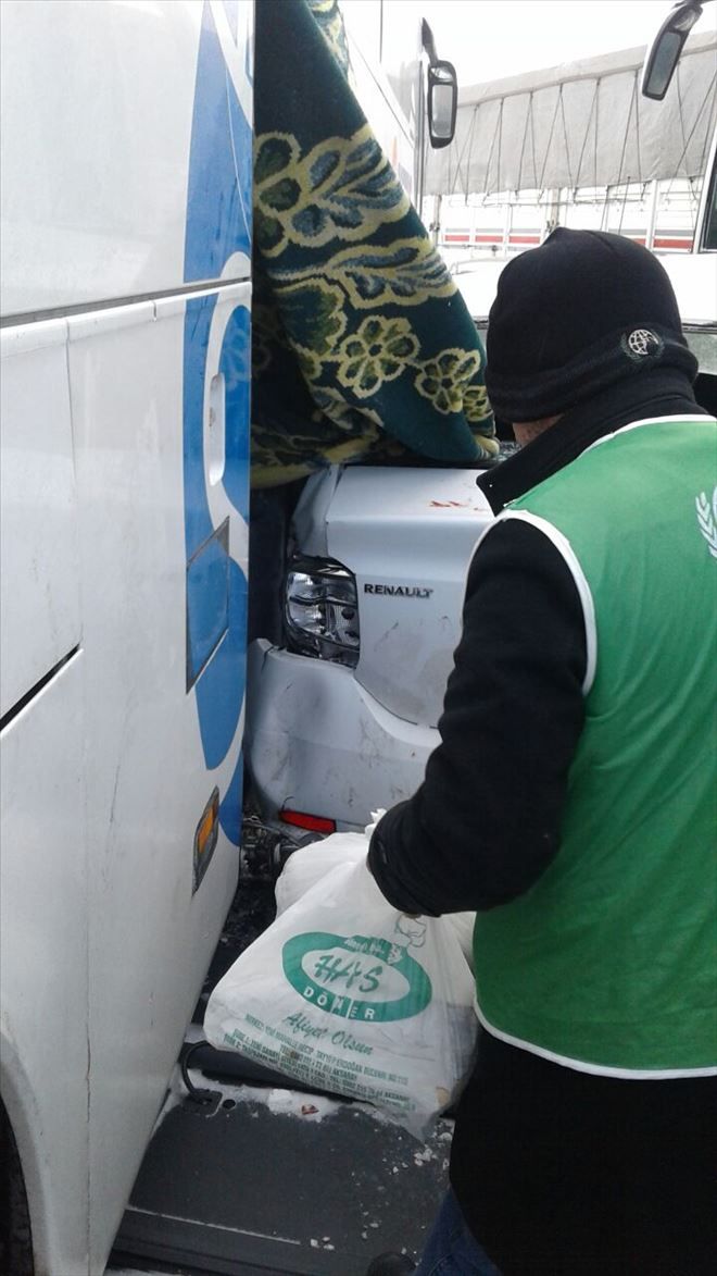 AKSARAY İHH YOLDA KALANLARA DÖNER AYRAN DAĞITTI