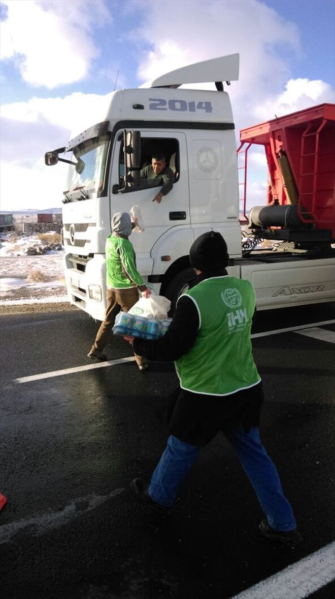 AKSARAY İHH YOLDA KALANLARA DÖNER AYRAN DAĞITTI