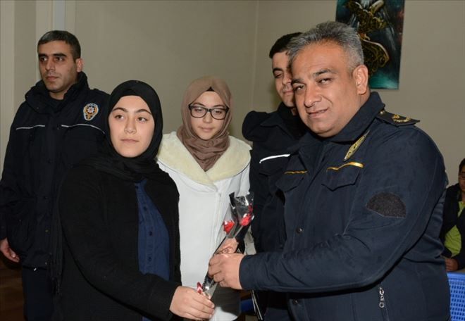 İmam hatipli öğrencilerden polislere destek ziyareti