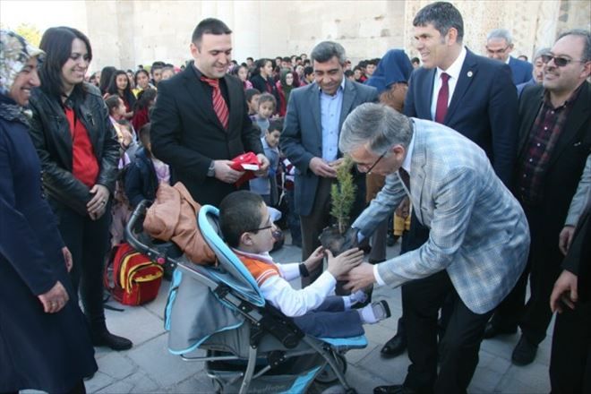 Sultanhanı Belediyesi öğrencilere 10 bin fidan dağıttı.