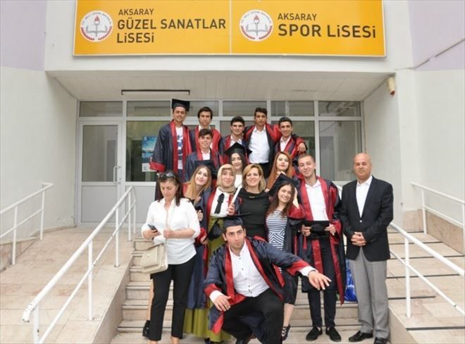 Güzel Sanatlar ve Spor Lisesinde mezuniyet sevinci