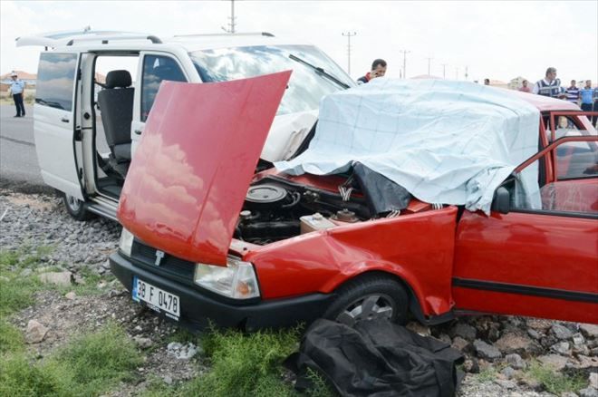 Minibüsle otomobil çarpıştı: 2 ölü, 3 yaralı