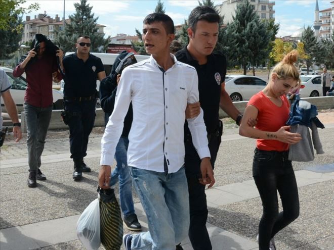 Genç kızı uyuşturucuya alıştırdıkları iddia edilen 4 kişi yakalandı