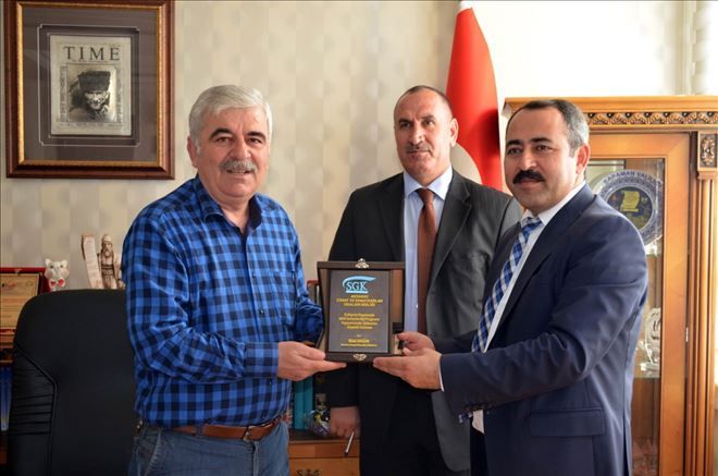 SGK İl Müdürü Akgün´den Esnaf Odaları Birliği Başkanı Ceylan´a Plaket