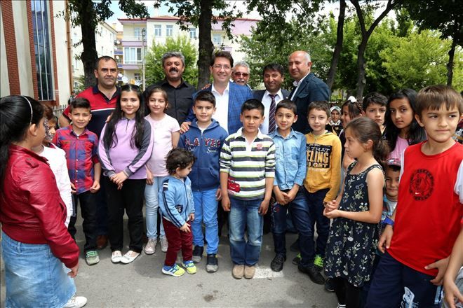 Başkan Yazgı kermeste öğrencilerle buluştu...