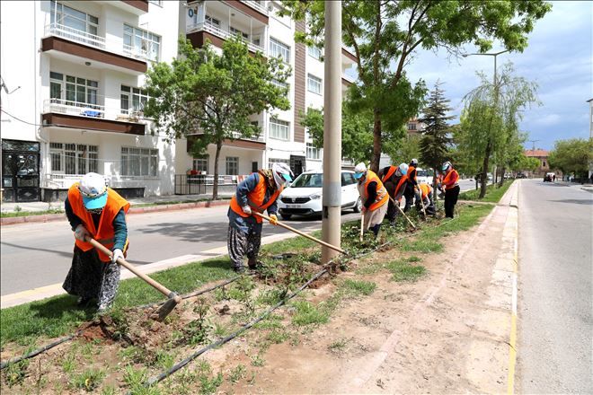 Atatürk Bulvarındaki Orta Refüj Temizlik Çalışması Yapılıyor