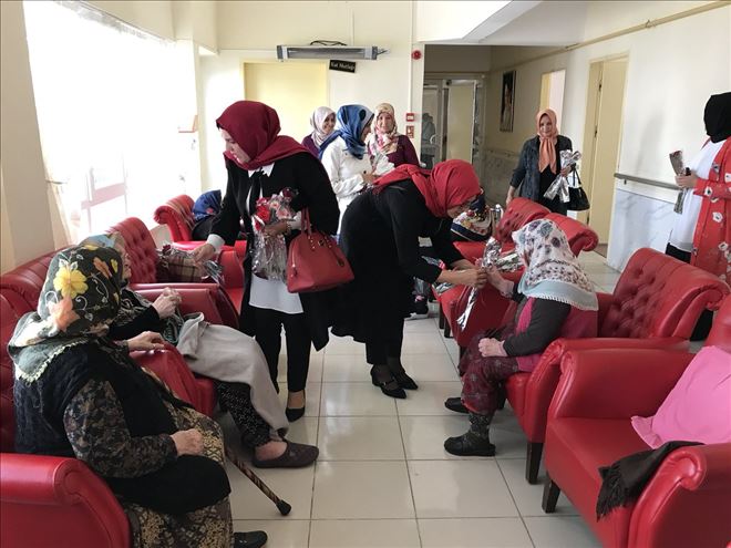 Yaşlılar Gününü Karanfiller İle Kutladılar
