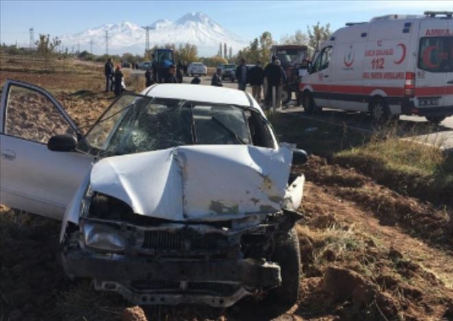 Tarktör İle Otomobil Kafa Kafaya Çarpıştı; 6 Yaralı