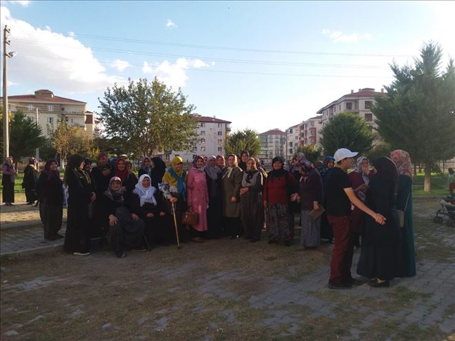 Ak Kadınlar Gece Gündüz Sahadalar