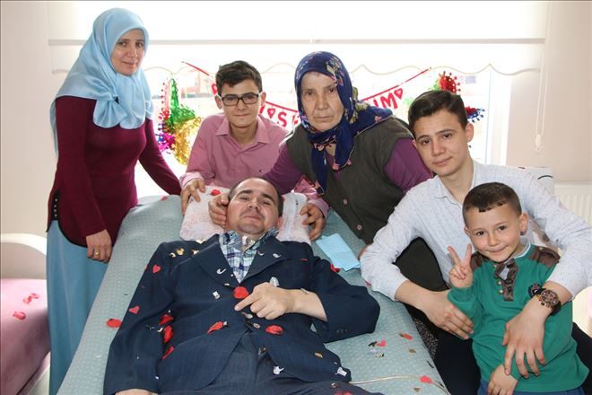 Evde sağlık hizmeti gören hastaya evlilik yıl dönümü sürprizi
