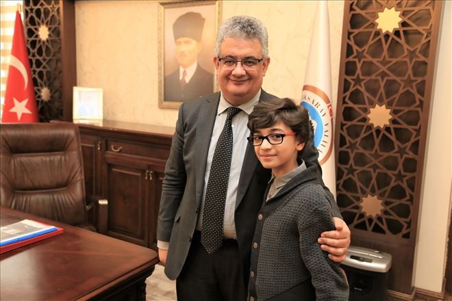 Genç yazar adayı Vali Pekmez´i ziyaret etti